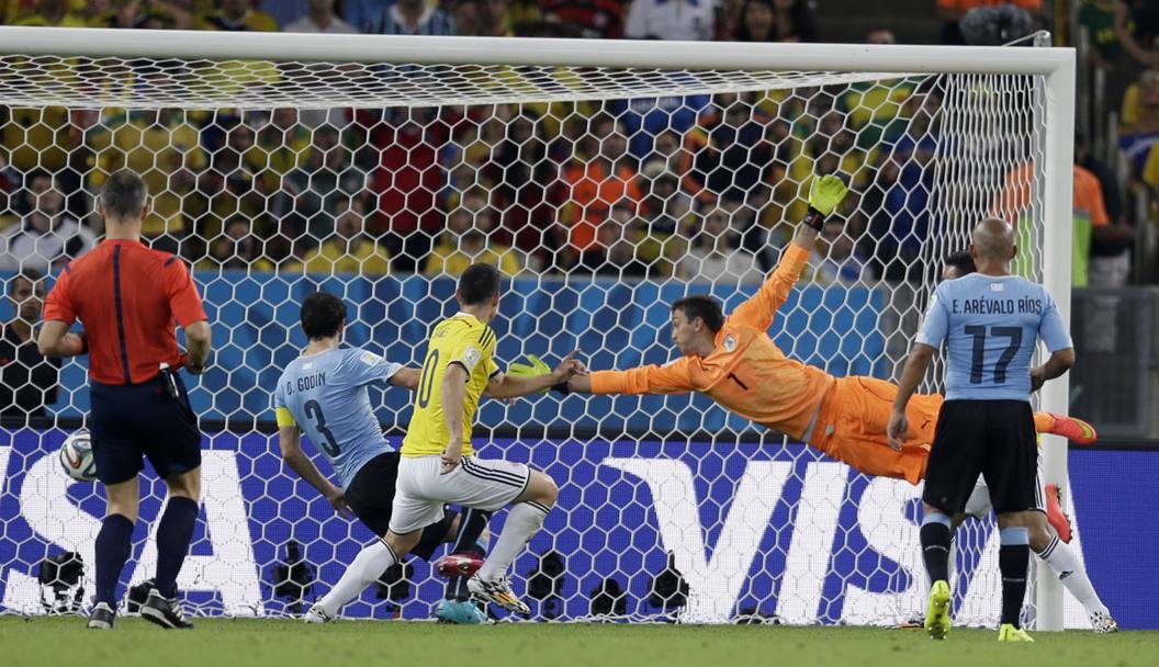 Mondiale Brasile 2014, Stadio Maracana, Rio de Janeiro, Colombia - Uruguay 2-0. Il secondo gol di James Rodriguez (LaPresse)